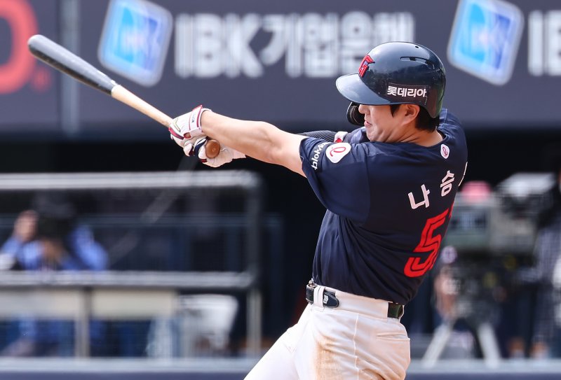 27일 서울 송파구 잠실야구장에서 열린 프로야구 '2025 신한 SOL 뱅크 KBO리그' 롯데 자이언츠와 두산 베어스의 경기, 4회초 2사 주자없는 상황에서 롯데 나승엽이 안타를 치고 있다. 2025.4.27/뉴스1 ⓒ News1 김도우 기자