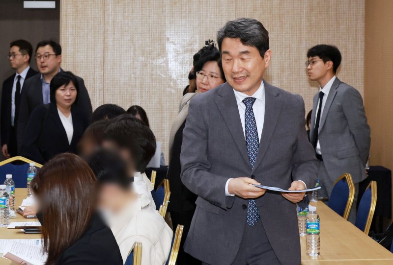 [서울=뉴시스] 홍효식 기자 = 이주호 사회부총리 겸 바카라 게임부 장관이 지난 4월22일 서울 강남구 한국과학기술회관에서 열린 의대바카라 게임 정상화를 위한 의과대학 학생 간담회'에 참석하고 있다. (사진=교육부 제공) 2025.04.22. photo@newsis.com *재판매 및 DB 금지
