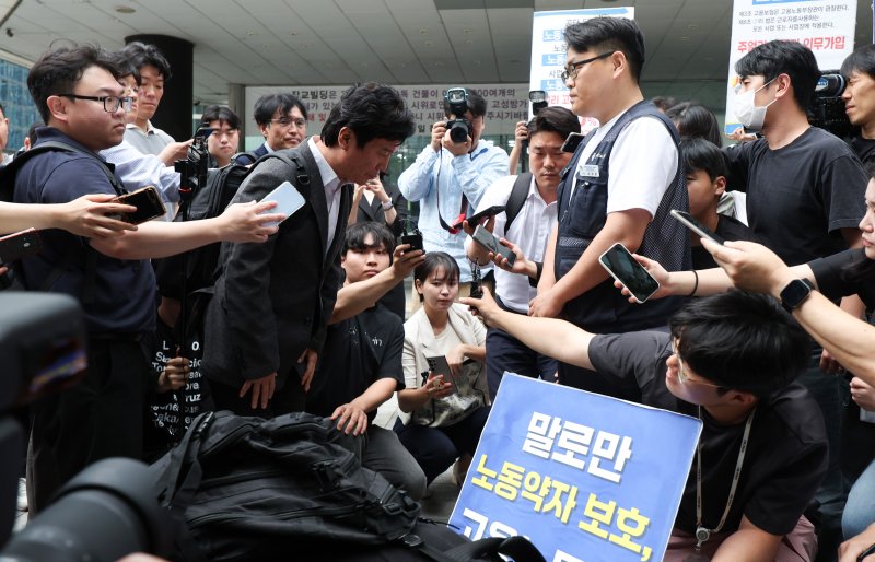 [서울=뉴시스] 김선웅 기자 = 김영훈 고용노동부 장관 후보자가 24일 서울 중구 서울지방고용노동청에 마련된 인사청문회 준비 사무실로 출근하며 인근에서 집회 중인 금속노조 김정봉 금속노조 서울지부 동부지역 부지회장 등 주얼리 노동조합원들과 만나 의견을 청취하고 있다. 2025.06.24. mangusta@newsis.com