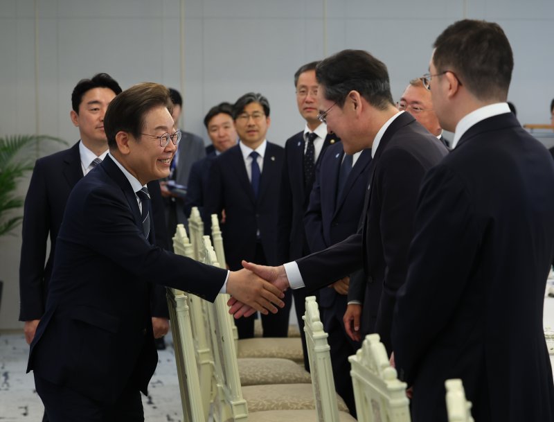 [서울=뉴시스] 최진석 기자 = 이재명 대통령이 지난 13일 서울 용산 대통령실에서 열린 6경제단체와 기업인 간담회에 입장하며 이재용 삼성전자 회장과 악수하고 있는 모습. 2025.06.13. myjs@newsis.com