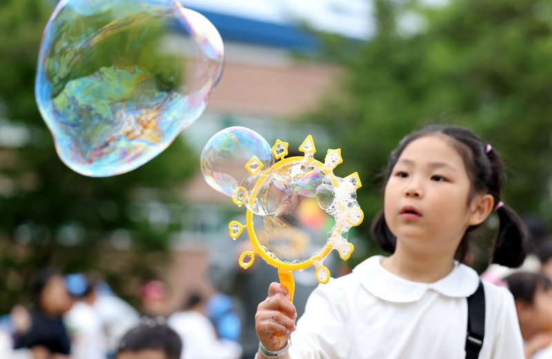 [대구=뉴시스] 이무열 기자 = 지난 5월 5일 어린이날 대구 수성구 대구어린이세상에서 한 어린이가 비눗방울 놀이를 하며 즐거워하고 있는 모습. 2025.05.05. lmy@newsis.com