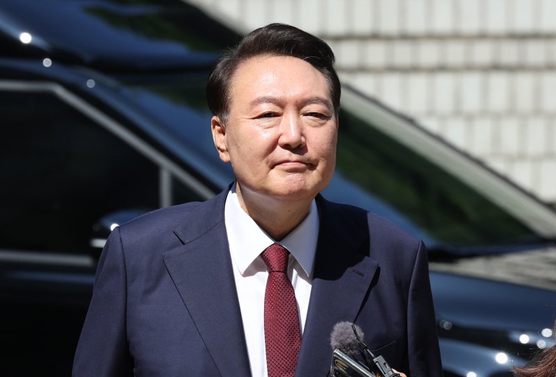 라이징슬롯 전 대통령이 23일 오전 서울 서초구 서울중앙지방법원에서 내란 우두머리 혐의 사건 8차 공판에 출석하고 있다. 2025.6.23/뉴스1 ⓒ News1 사진공동취재단