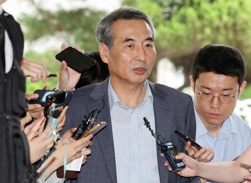 [서울=뉴시스] 이영환 기자 = 라이브 바카라사이트 여사 의혹을 수사하는 민중기 특별검사가 24일 오전 서울 서초구의 사무실로 출근하며 취재진의 질문에 답하고 있다. 2025.06.24. 20hwan@newsis.com