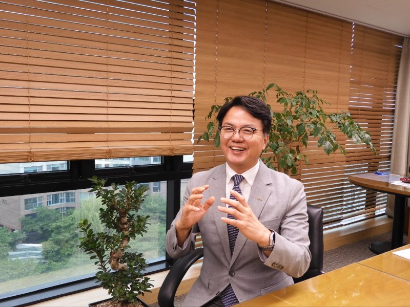 "혁신기업 육성은 필수… 기존기업에도 AI 도입 유도해야" [인터뷰]