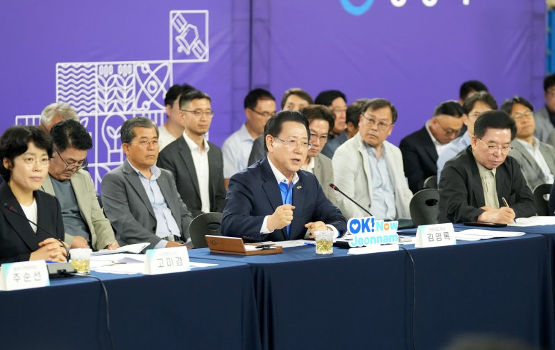 [메이저 바카라사이트 유니88벳=뉴시스] 김영록 전라남도지사가 24일 메이저 바카라사이트 유니88벳시 성황스포츠센터에서 열린 ‘메이저 바카라사이트 유니88벳시 정책비전 투어’ 행사에 참석해 질문에 답변을 하고 있다. (사진=전남도 제공) 2025.06.24. photo@newsis.com *재판매 및 DB 금지