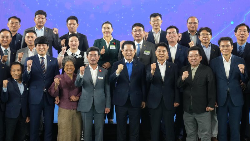 [메이저 바카라사이트 유니88벳=뉴시스] 김영록 전라남도지사가 24일 메이저 바카라사이트 유니88벳시 성황스포츠센터에서 열린 ‘메이저 바카라사이트 유니88벳시 정책비전 투어’ 행사에 참석해 주요 내빈들과 기념촬영을 하고 있다. (사진=전남도 제공) 2025.06.24. photo@newsis.com *재판매 및 DB 금지