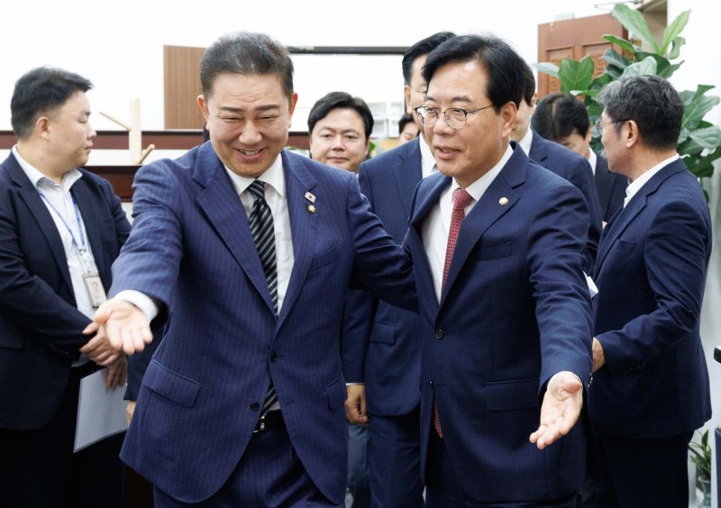 [서울=뉴시스] 김금보 기자 = 김병기 더불어민주당 대표 직무대행 겸 원내대표와 송언석 국민의힘 원내대표가 24일 오전 서울 여의도 국회에서 우원식 국회의장 주재로 열린 양당 원내대표 룰렛에 참석하고 있다. (공동취재) 2025.06.24. photo@newsis.com