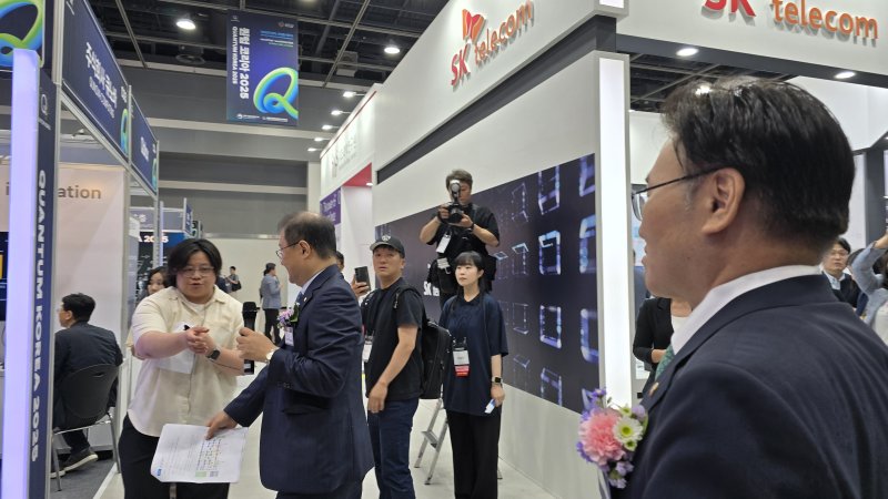 퀀텀코리아 2025의 SK텔레콤 부스를 참관하고 있는 유상임 과기정통부 장관./뉴스1 ⓒ News1 윤주영 기자