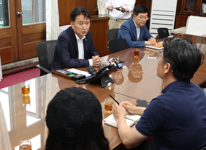 [청주=뉴시스] 김영환 토토 바카라와 오송참사 유가족·생존자들이 24일 충북 청주시 상당구 충북도청 여는마당에서 면담을 하고 있다. (사진=충북도 제공) 2025.06.24. photo@newis.com *재판매 및 DB 금지