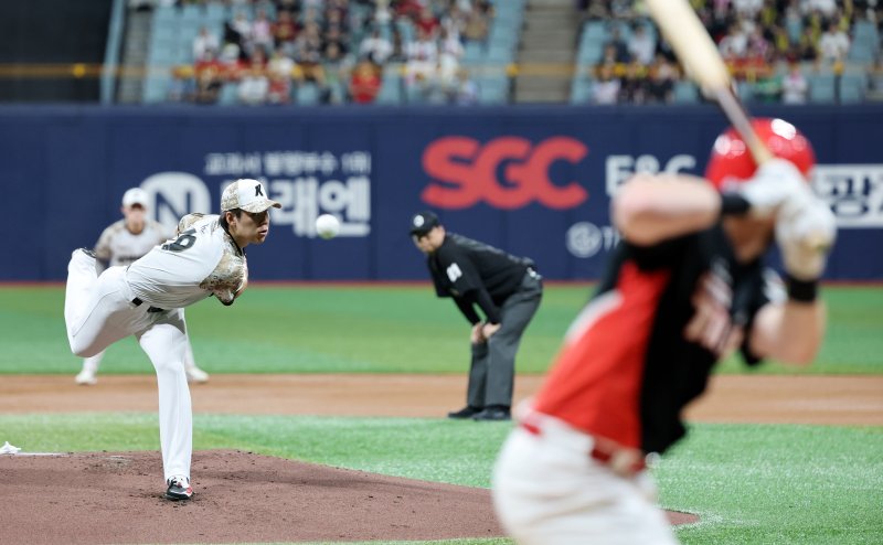 24일 오후 서울 구로구 바카라사이트 가입스카이돔에서 열린 프로야구 '2025 신한 SOL뱅크 KBO 리그' KIA와 키움의 경기, 키움 선발투수 김윤하가 역투하고 있다. 2025.6.24/바카라사이트 가입1 ⓒ News1 이승배 기자