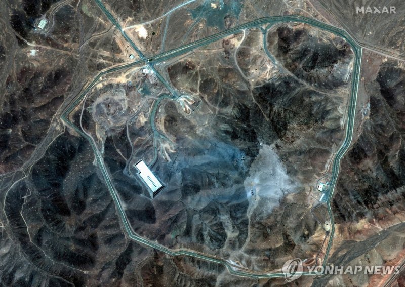 미국의 공습을 받은 이란 포르도 핵시설 외부 (출처=연합뉴스)