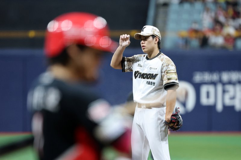 24일 오후 안전한 바카라사이트 구로구 고척스카이돔에서 열린 프로야구 '2025 신한 SOL뱅크 KBO 리그' KIA와 키움의 경기, 키움 선발투수 김윤하가 1회초 KIA 공격 선두 타자 이창진을 볼넷으로 출루 시킨 뒤 아쉬워하고 있다. 2025.6.24/뉴스1 ⓒ News1 이승배 기자