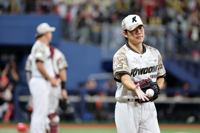 24일 오후 안전한 바카라사이트 구로구 고척스카이돔에서 열린 프로야구 '2025 신한 SOL뱅크 KBO 리그' KIA와 키움의 경기, 키움 선발투수 김윤하가 5회초 강판되고 있다. 2025.6.24/뉴스1 ⓒ News1 이승배 기자