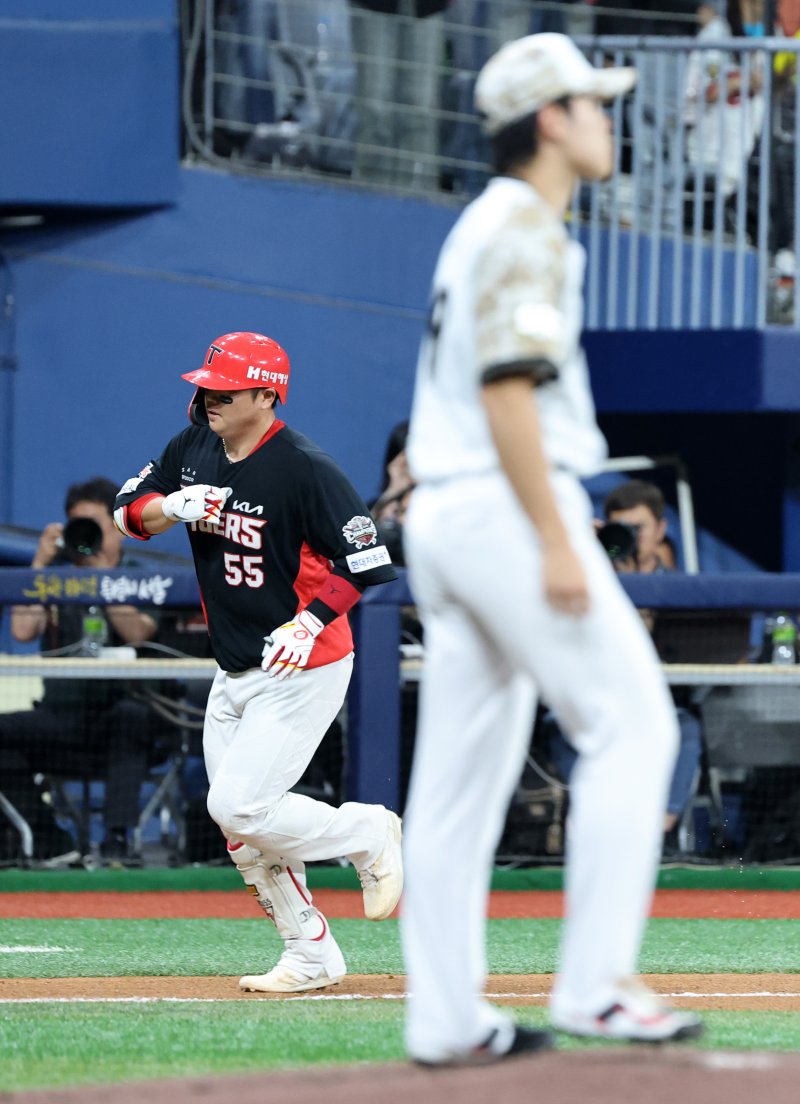 24일 오후 안전한 바카라사이트 구로구 고척스카이돔에서 열린 프로야구 '2025 신한 SOL뱅크 KBO 리그' KIA와 키움의 경기, 4회초 KIA 공격 선두타자 한준수가 솔로 홈런을 치고 홈으로 향하고 있다. 2025.6.24/뉴스1 ⓒ News1 이승배 기자