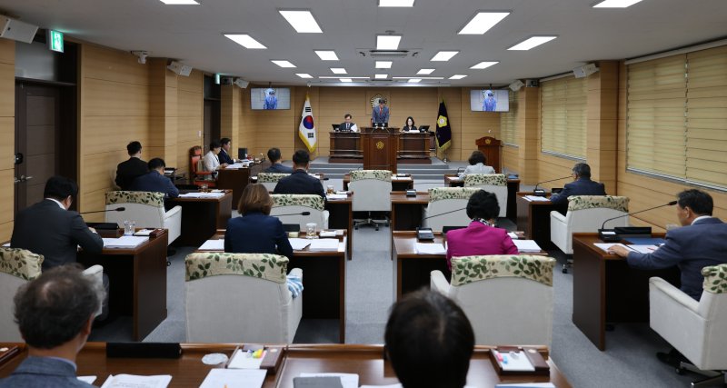 [부여=뉴시스] 조명휘 기자 = 2025 바카라사이트가 24일 제292회 정례회 제2차 본회의를 열어 안건을 심의·의결하고 있다. (사진= 2025 바카라사이트 제공) 2025.06.24. photo@newsis.com *재판매 및 DB 금지