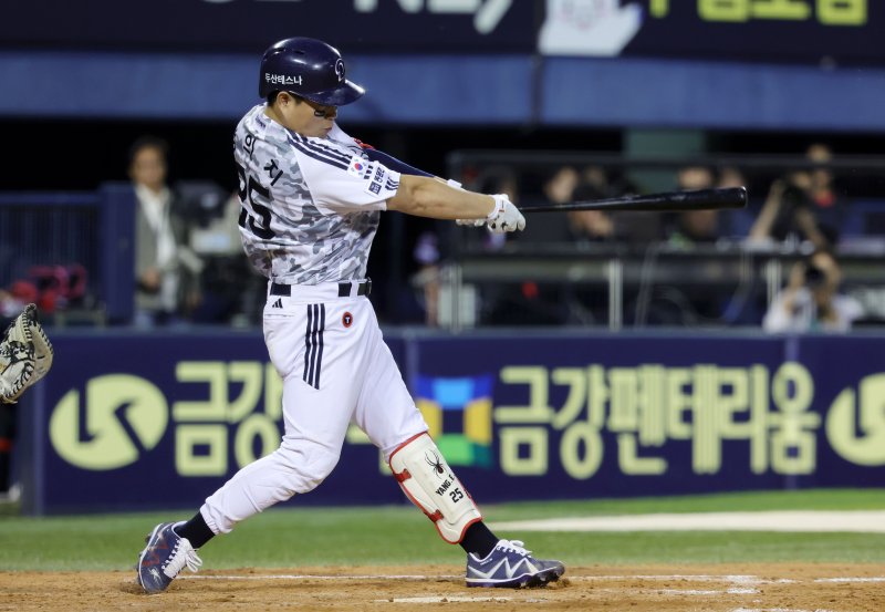 [서울=뉴시스] 홍효식 기자 = 지난 4일 서울 송파구 잠실야구장에서 열린 2025 KBO리그 KIA 타이거즈와 두산 베어스의 경기, 5회말 2사 주자없는 상황 두산 양의지가 솔로 홈런을 치고 있다. 2025.06.04. yesphoto@newsis.com