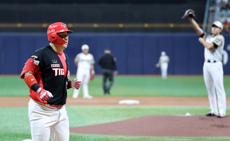24일 오후 서울 구로구 고척스카이돔에서 열린 프로야구 '2025 신한 SOL뱅크 KBO 리그' KIA와 키움의 경기, 1회초 KIA의 공격 1사 주자 1,2루 상황 최형우가 3점 홈런을 치고 홈으로 향하고 있다. 2025.6.24/뉴스1 ⓒ News1 이승배 기자
