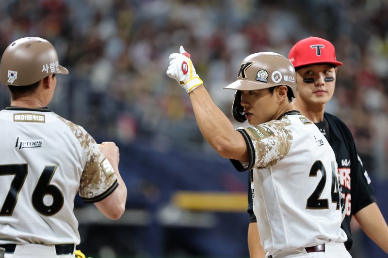 24일 오후 서울 구로구 고척스카이돔에서 열린 프로야구 '2025 신한 SOL뱅크 KBO 리그' KIA와 키움의 경기, 1사 주자 없는 상황 송성문이 안타를 치고 기뻐하고 있다. 2025.6.24/뉴스1 ⓒ News1 이승배 기자