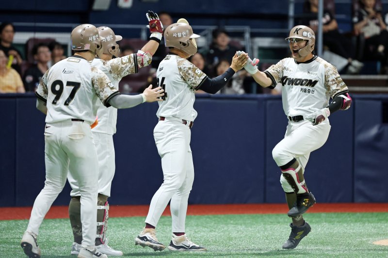 24일 오후 서울 구로구 고척스카이돔에서 열린 프로야구 '2025 신한 SOL뱅크 KBO 리그' KIA와 키움의 경기, 6회말 1사 주자 1,2루 임지열이 3점 홈런을 치고 기뻐하고 있다. 2025.6.24/뉴스1 ⓒ News1 이승배 기자