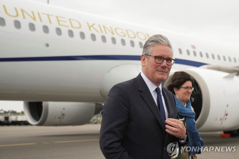 헤이그 도착한 스타머 총리 (출처=연합뉴스)
