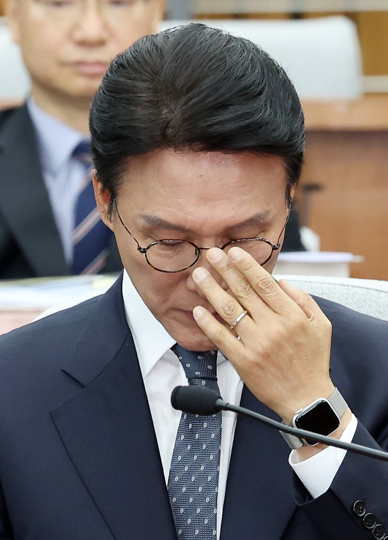 [서울=뉴시스] 김명년 기자 = 김민석 국무총리 후보자가 24일 서울 여의도 국회에서 열린 국무총리 임명동의에 관한 인사청문특별위원회 전체회의에서 안경을 고쳐 쓰고 있다. 2025.06.24. kmn@newsis.com