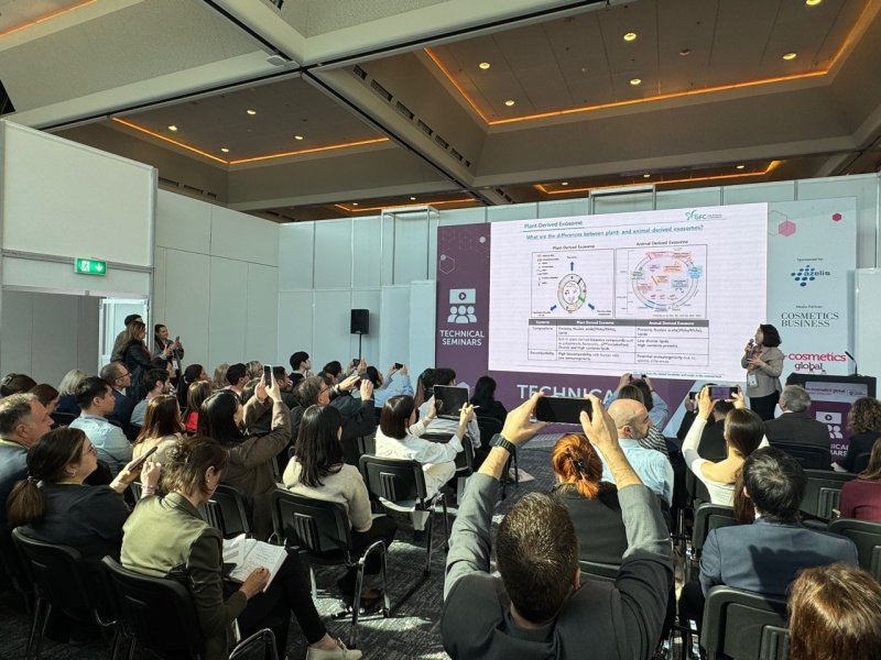 지에프씨생명과학 관계자가 '인-코스메틱스 글로벌 2025' 전시회세미나에서 발표를 하고 있다.(지에프씨생명과학 제공)