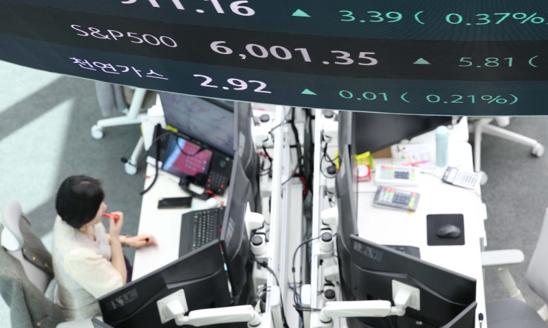 [서울=뉴시스] 24일(현지 시간) CNBC에 따르면 이날 다우존스산업평균룰라벳 1.19% 상승한 43089.02에 장을 마감했다. S&P 500 룰라벳 1.11% 오른 6092.18, 나스닥 종합룰라벳 1.43% 오른 19912.53에 장을 마쳤다. 사진은 서울 중구 하나은행 딜링룸에서 직원들이 업무를 보고 있는 모습. 2025.06.25.