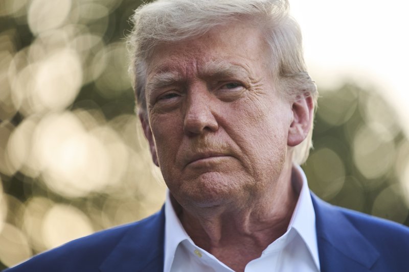 [워싱턴=AP/뉴시스]도널드 트럼프 미국 대통령이 24일(현지 시간) 백악관 남쪽에서 헬기에 탑승하기 전 기자들의 질문을 듣고 있다. 2025.06.24.