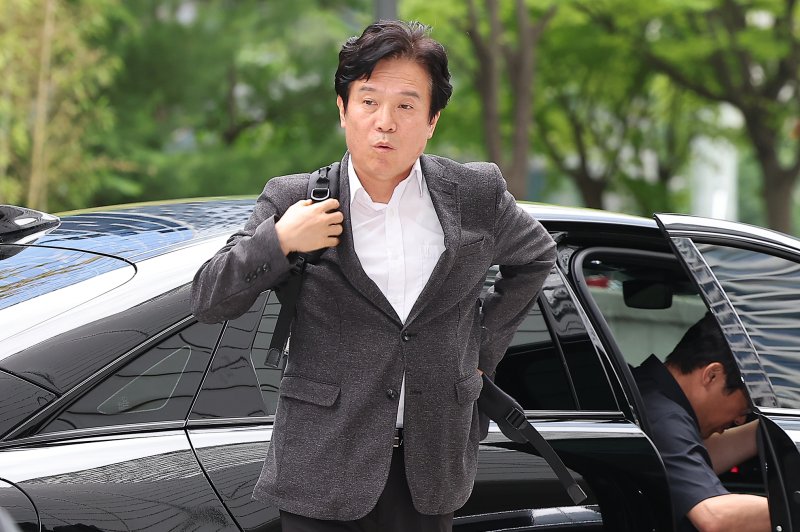 철도 기관사 출신 김영훈 바카라 장관 후보자가 24일 오후 서울 중구 서울지방고용노동청 인사청문회 준비 사무실로 출근하고 있다. 2025.6.24/뉴스1 ⓒ News1 김진환 기자