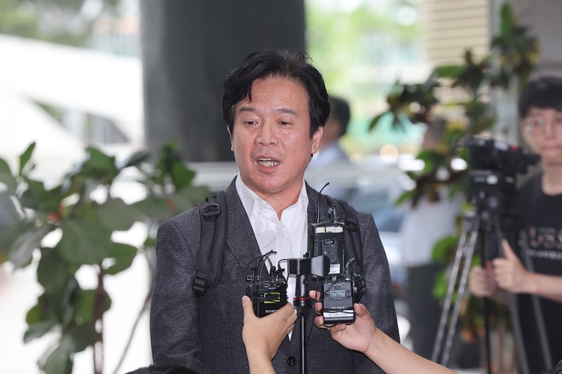 철도 기관사 출신 김영훈 바카라 장관 후보자가 24일 오후 서울 중구 서울지방고용노동청에 마련된 인사청문회 준비 사무실로 출근하며 취재진 질문에 답하고 있다. 2025.6.24/뉴스1 ⓒ News1 김진환 기자