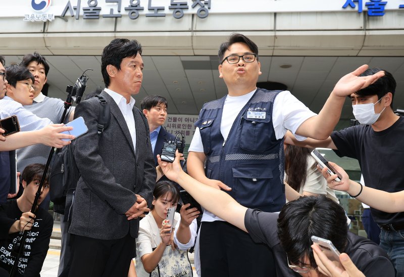 철도 기관사 출신 김영훈 바카라 장관 후보자가 24일 오후 서울 중구 서울지방고용노동청 앞에서 집회 중이던 민주노총 금속노조 주얼리분회 조합원과 대화하고 있다. 2025.6.24/뉴스1 ⓒ News1 김진환 기자