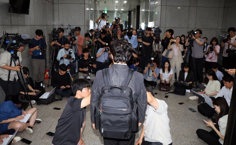 철도 기관사 출신 김영훈 바카라 장관 후보자가 24일 오후 서울 중구 서울지방고용노동청 인사청문회 준비 사무실로 출근하며 취재진 질문에 답하고 있다. 2025.6.24/뉴스1 ⓒ News1 김진환 기자