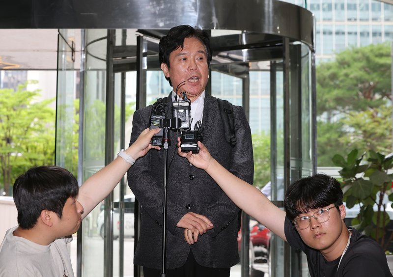 철도 기관사 출신 김영훈 바카라 장관 후보자가 24일 오후 서울 중구 서울지방고용노동청 인사청문회 준비 사무실로 출근하며 취재진 질문에 답하고 있다. 2025.6.24/뉴스1 ⓒ News1 김진환 기자