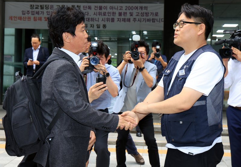 철도 기관사 출신 김영훈 바카라 장관 후보자가 24일 오후 서울 중구 서울지방고용노동청 앞에서 집회 중이던 민주노총 금속노조 주얼리분회 조합원과 대화하고 있다. 2025.6.24/뉴스1 ⓒ News1 김진환 기자
