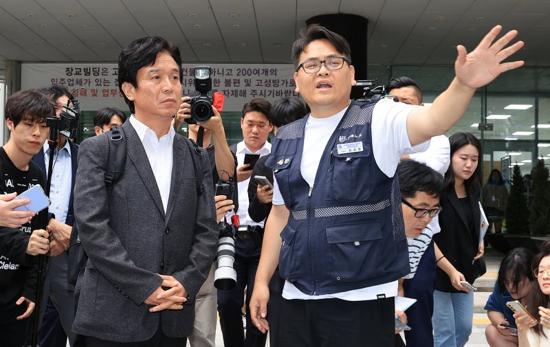 철도 기관사 출신 김영훈 바카라 장관 후보자가 24일 오후 서울 중구 서울지방고용노동청 앞에서 집회 중이던 민주노총 금속노조 주얼리분회 조합원과 대화하고 있다. 2025.6.24/뉴스1 ⓒ News1 김진환 기자