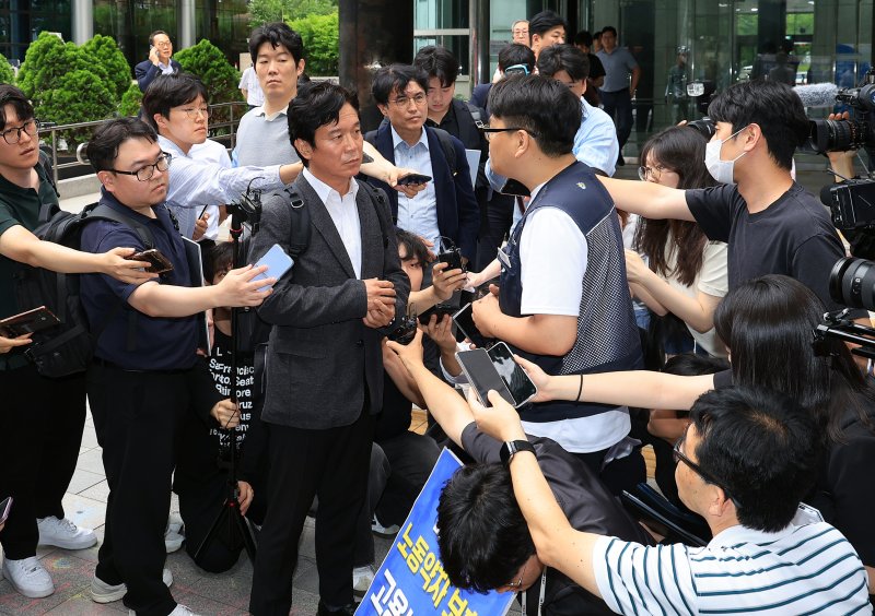 철도 기관사 출신 김영훈 바카라 장관 후보자가 24일 오후 서울 중구 서울지방고용노동청 앞에서 집회 중이던 민주노총 금속노조 주얼리분회 조합원과 대화하고 있다. 2025.6.24/뉴스1 ⓒ News1 김진환 기자