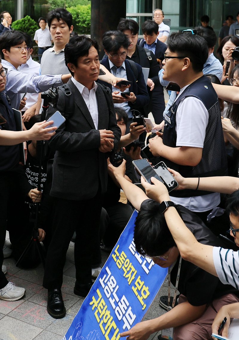 철도 기관사 출신 김영훈 바카라 장관 후보자가 24일 오후 서울 중구 서울지방고용노동청 앞에서 집회 중이던 민주노총 금속노조 주얼리분회 조합원과 대화하고 있다. 2025.6.24/뉴스1 ⓒ News1 김진환 기자