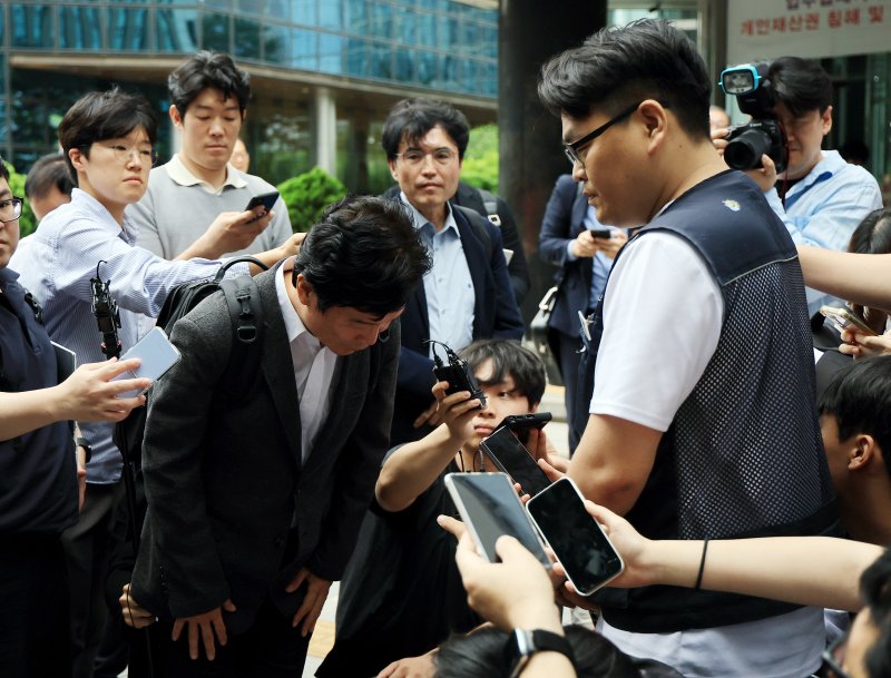 철도 기관사 출신 김영훈 바카라 장관 후보자가 24일 오후 서울 중구 서울지방고용노동청 앞에서 집회 중이던 민주노총 금속노조 주얼리분회 조합원에게 고개 숙여 인사하고 있다. 2025.6.24/뉴스1 ⓒ News1 김진환 기자