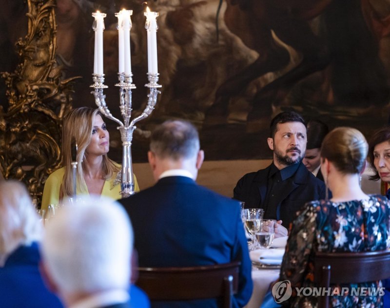 환영만찬 참석한 젤렌스키 우크라이나 대통령(오른쪽) (출처=연합뉴스)