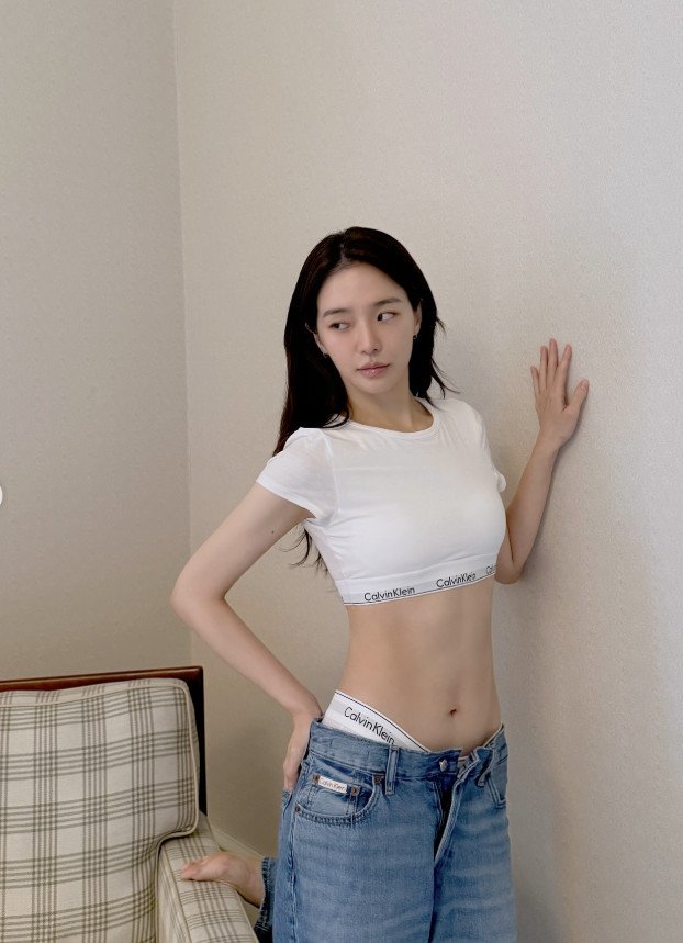 박규영, 침대서 속옷만 입은 채 도도 표정…선명 복근까지 [N샷]