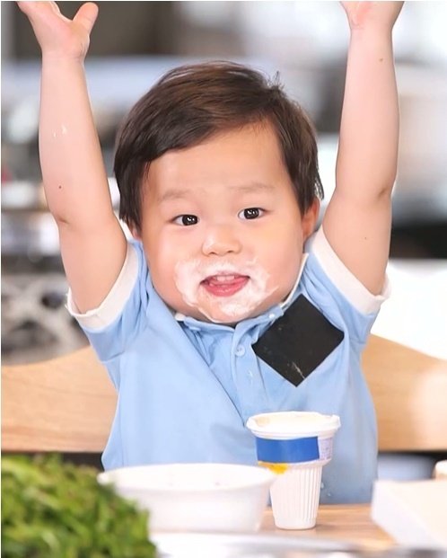 '슈돌' 정우, 아이스크림 수염 달고 애교 발산…귀여움 폭발