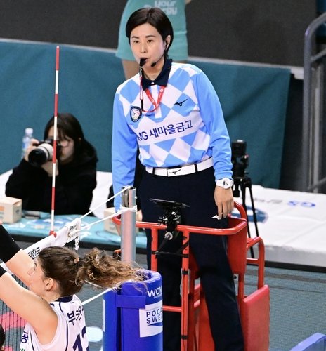 주심으로 활약하던 시절의 전영아 심판위원장 (출처=연합뉴스)