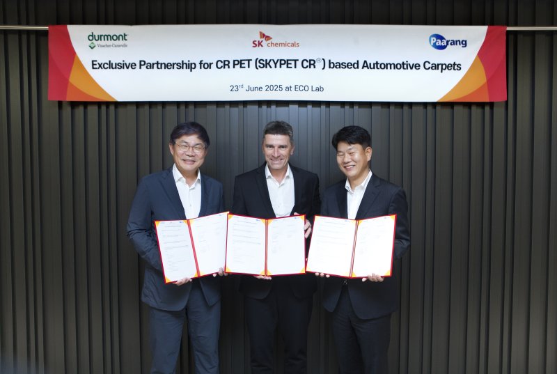 SK케미칼이 토토 바카라 사이트(Durmont), 파아랑(Paarang)과 독점 파트너십 협약(Exclusive Partnership Agreement)을 체결했다. (왼쪽부터) 안재현 SK케미칼 사장, 요세프 제틀(Josef Zettl) 토토 바카라 사이트 대표, 이동섭 파아랑 대표가 체결식을 마치고 기념사진을 촬영하고 토토 바카라 사이트.(SK케미칼 제공)