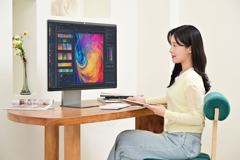 'OLED 첫 탑재' 삼성전자, 2025년형 스마트모니터 출시