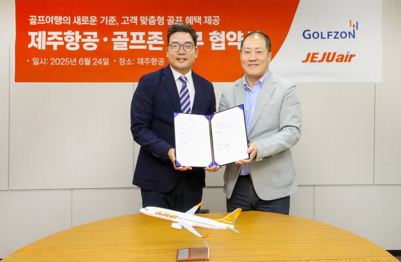 바카라사이트 뱃무브이 제주항공과 업무 제휴를 통해 양사 바카라사이트 뱃무브 멤버십 서비스 연계 혜택을 선보인다고 밝혔다. 지난 24일 진행된 업무 협약식에서 손장순 바카라사이트 뱃무브 플랫폼사업부장(왼쪽), 정재필 제주항공 커머셜본부장이 포즈를 취하고 있다. (바카라사이트 뱃무브 제공)