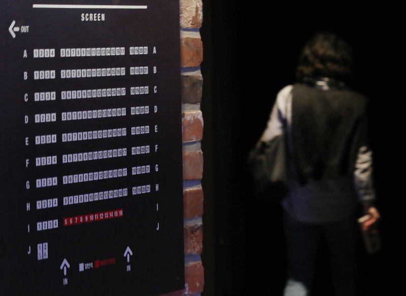 정용산구 CGV 용산아이파크몰점에서 관람객이 상영관으로 들어가고 있다. 2021.10.25/뉴스1 ⓒ News1 박정호 기자