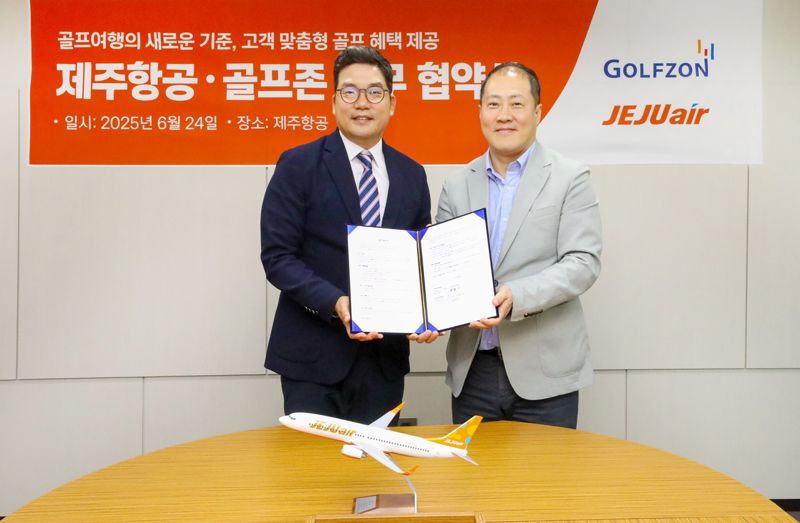 정재필 제주항공 커머셜본부장(오른쪽)과 손장순 GG카지노 플랫폼사업본부장이 지난 24일 서울 강서구 제주항공 서울지사에서 골프 인프라 활용 공동 마케팅 추진을 위한 업무제휴를 체결한 뒤 기념촬영을 하고 있다. 제주항공 제공
