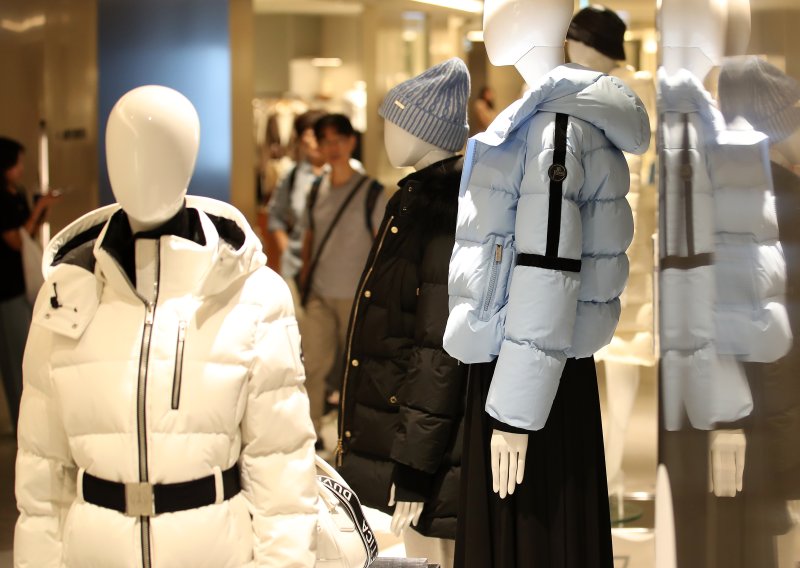 서울 중구 롯데백화점 본점에서 고객들이 매장을 둘러보고 있다. 2024.9.27/뉴스1 ⓒ News1 오대일 기자