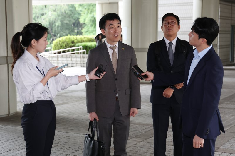 지난 6월 김용현 전 국방부장관에 대한 구속영장 심문이 진행된 서초구 서울중앙지방법원에서 김 전 장관의 변호인인 이하상 변호사(왼쪽 두번째)가 취재진에게 입장을 밝히고 있다. /사진=연합뉴스