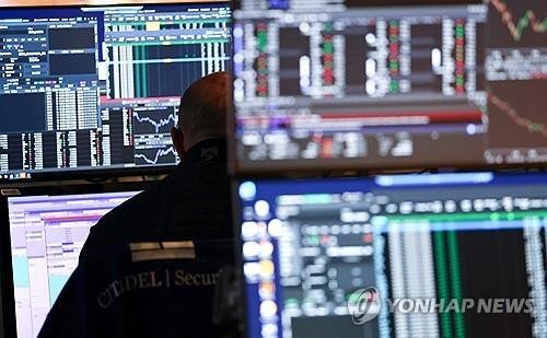 뉴욕증권거래소의 트레이더 (출처=연합뉴스)